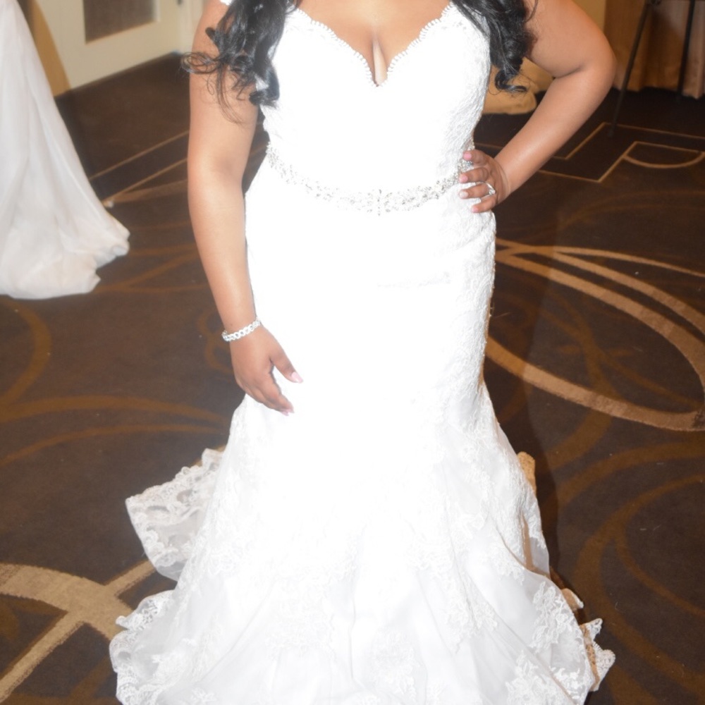 Allure Wedding Dress, Style 9322. - Picture 2 of 8